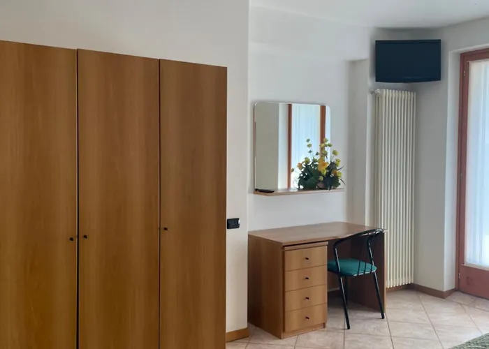 Max Meuble 3* Кастьоне-делла-Презолана